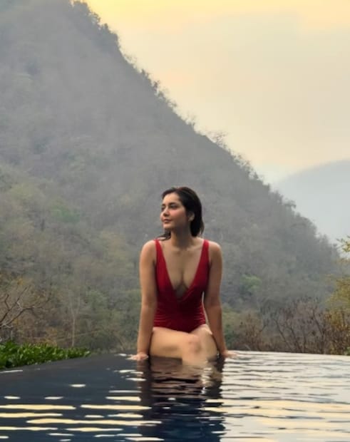 ইনি আর কেউ নন, রাশি খান্না, যার যাত্রা খুবই আকর্ষণীয়। একটা সময় ছিল যখন তিনি আইএএস অফিসার হওয়ার স্বপ্ন দেখতেন, কিন্তু ভাগ্য তাঁকে গ্ল্যামারের জগতে নিয়ে আসে। আজ তিনি দক্ষিণ এবং হিন্দি ছবিতে কাজ করছেন। তিনি ওটিটি জগতেও সক্রিয়।