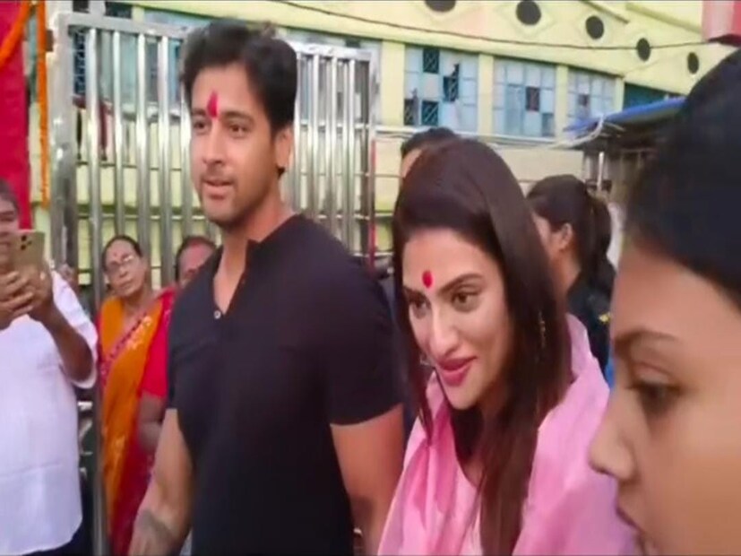জনপ্রিয় অভিনেতা অভিনেত্রীকে হঠাৎই মন্দির চত্বরে দেখতে পেয়ে ছবি ক্যামেরা বন্দি করার হিড়িক পড়ে যায় মন্দির চত্বরে। তারাপীঠ মন্দিরে পুজো দিতে আগত এক পূণ্যার্থী জানান, এতদিন শুধুমাত্র টিভির পর্দায় প্রিয় অভিনেত্রী নুসরত জাহানকে তিনি দেখেছেন তবে তারাপীঠ মন্দিরে পুজো দিতে এসে হঠাৎই নুসরত জাহানকে দেখতে পেয়ে তিনি আনন্দে আত্মহারা।