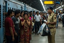 'আপনি ব্যাগটা দেখান দেখি...', হাতেনাতে মহিলাকে পাকড়াও রেলকর্মীর! কেন? লজ্জায় মাথা কাটা!