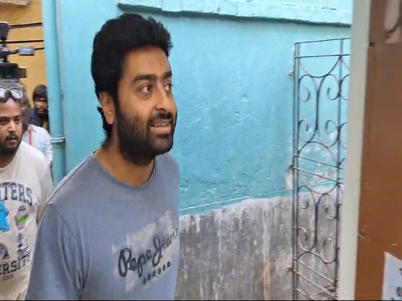 সূত্র মারফত জানা গিয়েছে, অরিজিৎ সিং ইলামবাজার থেকে এসে এখন বোলপুরের কোনও বেসরকারি হোটেলে রয়েছেন। আরও জানা যায় বিকেল নাগাদ অরিজিৎ সিং যেতে পারেন সোনাঝুরির হাট। তবে হঠাৎ কেন বীরভূমের মাটিতে অরিজিৎ সেই বিষয়ে এখনও পর্যন্ত সেভাবে কিছু জানা যায়নি। মনে করা হচ্ছে, শ্যুটিংয়ের লোকেশনের রেইকি করতেই বীরভূমে আসা অরিজিতের। (রিপোর্টার-- সৌভিক রায়) 