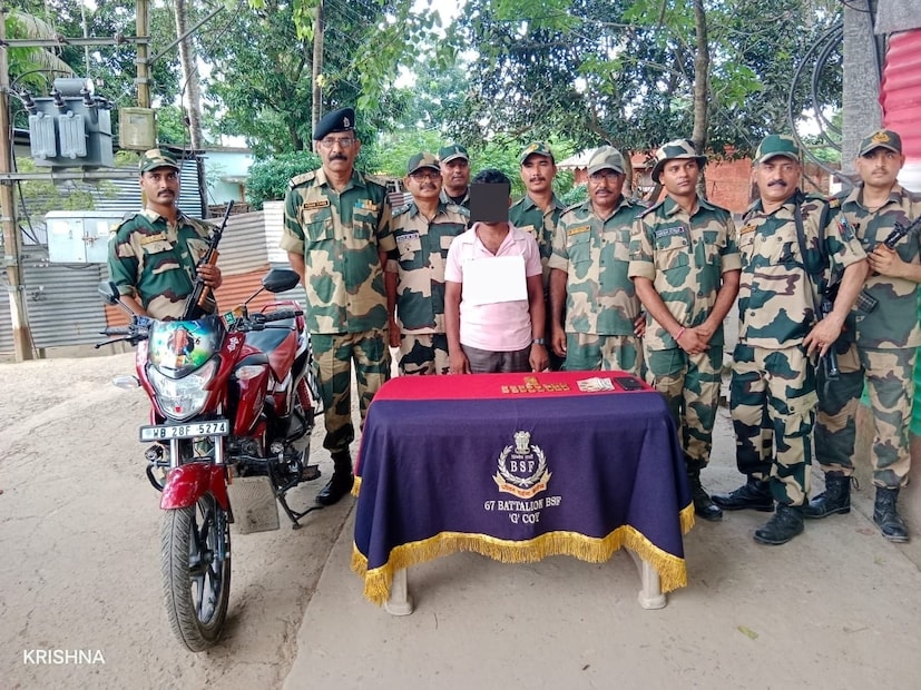 সূত্র অনুসারে, দুই দিন আগে, বিএসএফের ৬৭ ব্যাটালিয়নের জওয়ানরা লক্ষ্মীপুর এলাকায় সম্ভাব্য সোনা পাচারের চেষ্টার ইঙ্গিত দিয়ে বিশ্বাসযোগ্য তথ্য পেয়েছিলেন। এই তথ্যের ভিত্তিতে, সংশ্লিষ্ট সীমান্ত ফাঁড়ির সমস্ত টহল দল এবং চেকপোস্টগুলিকে উচ্চ সতর্কতা জারি করা হয়েছিল। ২৪ জুন ২০২৫ সকাল ৭:৪৫ টায়, লক্ষ্মীপুর গ্রাম থেকে একটি সন্দেহজনক মোটরসাইকেল আসতে দেখা যায়। 