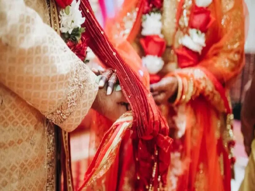 সোশ্যাল মিডিয়ায় রোজ কত কিছুই না ভাইরাল হয়। তেমনই একটি ঘটনায় বুধবার শোরগোল পড়ল নেটপাড়ায়। 