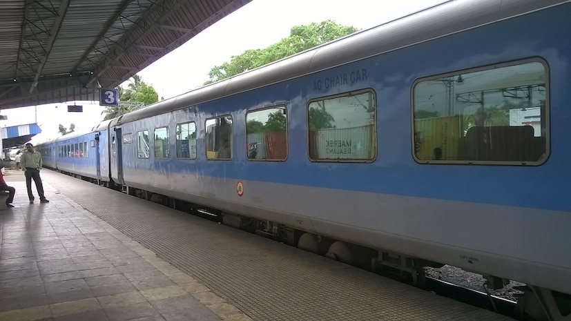 ট্রেনে পাথর ছোড়ার ঘটনা নতুন কথা নয়। কিন্তু শতাব্দীর মতো বিখ্যাত ট্রেন ও ভারতীয় রেলের অন্যতম গর্ব এই ট্রেনে এমন ঘটনা হতবাক করে দিয়েছে সবাইকে। পুলিশ রিপোর্ট বলছে, দেশে ট্রেনে পাথর ছোঁড়ার ঘটনা ক্রমাগত বাড়ছে। দাতিয়ার কাছে ঝাঁসি থেকে নয়াদিল্লিগামী শতাব্দী এক্সপ্রেসেও দুষ্কৃতিরা আচমকা পাথর ছোঁড়ে।