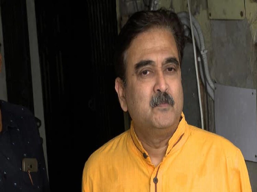 বুধবার দুপুরে হাসপাতাল কর্তৃপক্ষ একটি বিবৃতি দিয়ে জানিয়েছিলেন, অভিজিতের শারীরিক অবস্থা স্থিতিশীল হলেও সঙ্কট কাটেনি। তাঁকে আইসিইউতে অতিরিক্ত পর্যবেক্ষণে রাখা হয়েছে। বিভিন্ন বিভাগের বিশেষজ্ঞ চিকিৎসকদের নিয়ে মেডিক্যাল টিম গঠন করা হয়েছে। তাঁদের তত্ত্বাবধানে রয়েছেন বিজেপি সাংসদ।