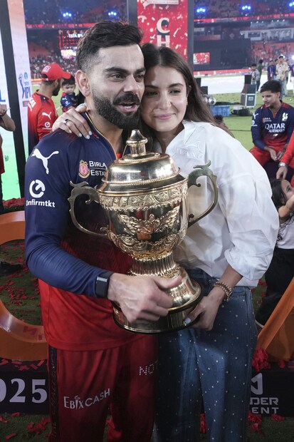 অনুষ্কা শর্মা একটি সিম্পল কিন্তু স্টাইলিশ শার্ট ফ্রেঞ্চ-টাক স্টাইলে পরেছিলেন, যা Alexander Wang ব্র্যান্ডের এবং যার দাম প্রায় ₹48,432। তিনি এটি লাইট ব্লু ডেনিম প্যান্টের সঙ্গে পরেছিলেন, সেটি Sandro ব্র্যান্ডের, দাম $308 (প্রায় ₹25,700)। এই জিন্সের হাই-রাইজ ওয়েস্ট, ফ্লেয়ার্ড সিলুয়েট এবং মেঝে ছুঁয়ে যাওয়া দৈর্ঘ্য। 