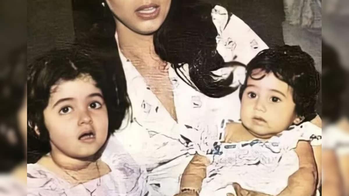 Bollywood Gossip: ১৬ বছরে ‘সুপারস্টার’কে বিয়ে, ১৭-তেই মাতৃত্ব…! ২৫ বছরে বিচ্ছেদ! বলিউড চেনে ‘লেডি সুপারস্টার’ হিসেবে! কে বলুন তো? Bollywood Gossip: ১৬ বছরে ‘সুপারস্টার’কে বিয়ে, ১৭-তেই মাতৃত্ব…! ২৫ বছরে বিচ্ছেদ! বলিউড চেনে ‘লেডি সুপারস্টার’ হিসেবে! কে বলুন তো?