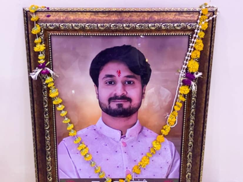 *হানিমুনের স্থান পরিবর্তনঃ রাজা মধুচন্দ্রিমায় অন্য কোথাও যেতে চেয়েছিলেন, কিন্তু স্ত্রী সোনম জায়গা বদলে ফেলেন। সোনম রাজাকে জানায়, আগেও সে শিলং গিয়েছে। রাজা প্রথমে বিরোধিতা করলেও পরে মেনে নেন। কিন্ত্যু সেখানেই যে তাঁর জন্য ফান্দ পাতা রয়েছে, তা আন্দাজ করতে পারেননি কোনওভাবেই।