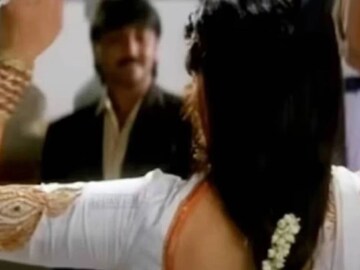 সুন্দরী অভিনেত্রী, ছিলেন রবি শাস্ত্রীর বান্ধবী! পরে ভারতীয় দলের ক্যাপ্টেনের ছেলের বউ! সুন্দরী অভিনেত্রী, ছিলেন রবি শাস্ত্রীর বান্ধবী! পরে ভারতীয় দলের ক্যাপ্টেনের ছেলের বউ!