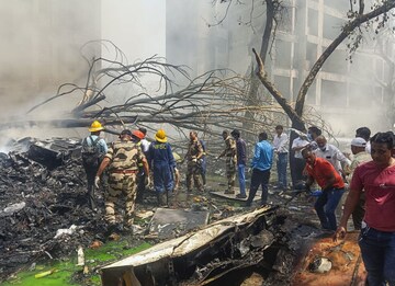'কেউ কফিন খুলবেন না...', আহমেদাবাদে ভেঙে পড়া বিমানের যাত্রীদের দেহাংশ পৌঁছচ্ছে বাড়ি বাড়ি!