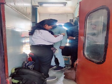 দূরপাল্লার ট্রেনে উঠলে আপনি পেতে পারেন ১০,০০০ টাকা! আপনাকে করতে ছোট্ট 'এই' কাজ, জানুন দূরপাল্লার ট্রেনে উঠলে আপনি পেতে পারেন ১০,০০০ টাকা! আপনাকে করতে ছোট্ট 'এই' কাজ, জানুন