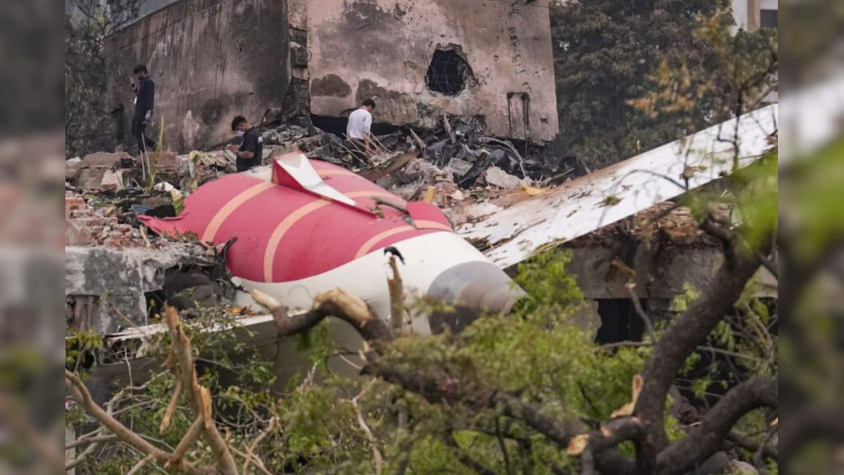 Air India Plane Crash Gold Recovery: বিমানের পোড়া ছাইয়ের নীচে চকচক করছে ওগুলো কী? ধ্বংসস্তূপ সরাতেই মিলল ‘সেই’ বহুমূল্য সম্পদ