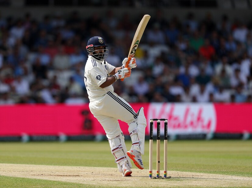 ভারত ও ইংল্যান্ড (IND vs ENG)-এর মধ্যে চলমান প্রথম টেস্ট ম্যাচে চার দিনের খেলা শেষ হয়েছে। বর্তমানে ম্যাচ খুবই রোমাঞ্চকর মোড়ে পৌঁছেছে। ভারত ৩৫৫ রানের লিড নিয়েছে। হাতে আরও তিন উইকেট রয়েছে। ভারতের ইনিংস কত রানে শেষ হয়, সেটাই এখন দেখার। 