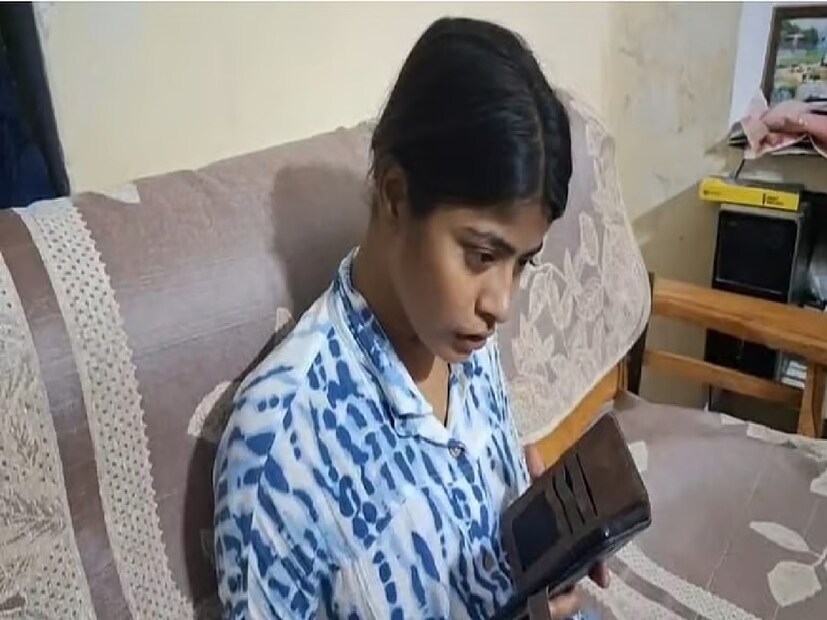 গাজীপুর জেলার সৈয়দপুর এলাকার হোলিপুর (ইনামিপুর) গ্রামের এক তরুণ ছাত্রী উজালা যাদব দাবি করেছেন যে, তিনি রাজা রঘুবংশীর স্ত্রী সোনম রঘুবংশীর সঙ্গে বারাণসী রেলস্টেশনের বাইরে এবং পরে বারাণসীর বাস টার্মিনালে 8 মে রাতে দেখা করেছিলেন। উজালার দাবি, সোনমের সঙ্গে বারাণসী রেলস্টেশনের বাইরে দু'জন যুবক ছিল, যেখানে সে তাঁর সঙ্গে দেখা করে এবং গোরক্ষপুরের পরবর্তী ট্রেন সম্পর্কে জিজ্ঞাসা করে।