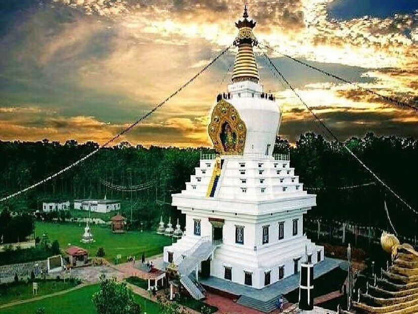 মনে রাখতে হবে যে, এখানে কেবল রবিবারেই যাওয়া উচিত, কারণ এটি শুধুমাত্র সেই দিনেই পর্যটকদের জন্য খোলা থাকে। তিব্বতি সম্প্রদায় সম্পর্কে জানতে ইচ্ছুক হলে এটি একটি ভাল গন্তব্য। এখানে গৌতম বুদ্ধ এবং গুরু পদ্মসম্ভবের বিশাল, আকর্ষণীয় মূর্তি রয়েছে, যা পর্যটকদের মুগ্ধ করে। যদিও এটি তিব্বতি সম্প্রদায়ের একটি মঠ, তবে সকল ধর্মের পর্যটক এখানে বেড়াতে আসেন।