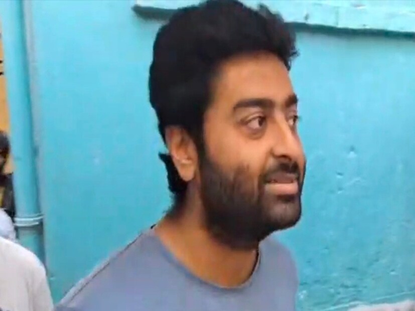অরিজিৎ সিং-এর ঘনিষ্ঠ সূত্রের খবর, অরিজিতের প্রথম ছবি 'সা' এখনও পর্যন্ত মুক্তি পায়নি, অন্যদিকে অরিজিৎ ব্যস্ত তাঁর দ্বিতীয় ছবি নিয়ে।