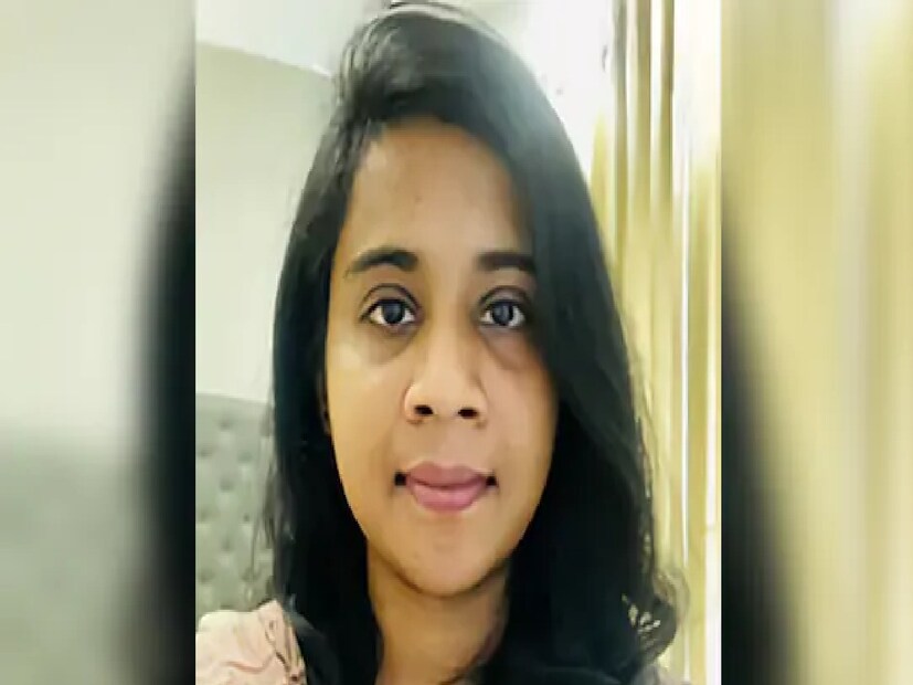 সর্বভারতীয় সংবাদমাধ্যম সূত্রে খবর, রেনে জোশিলদা দিভিজ প্রভাকরের প্রেমে পড়েছিলেন। দিভিজ এই বছরের শুরুতেই অন্য একজন মহিলাকে বিয়ে করেন। এই প্রত্যাখ্যান মেনে নিতে না পেরে, তিনি তাঁর প্রযুক্তিগত দক্ষতা ব্যবহার করেন। ভয় এবং ভুল তথ্য ছড়িয়ে দেওয়ার প্রচারণা শুরু করেন। 