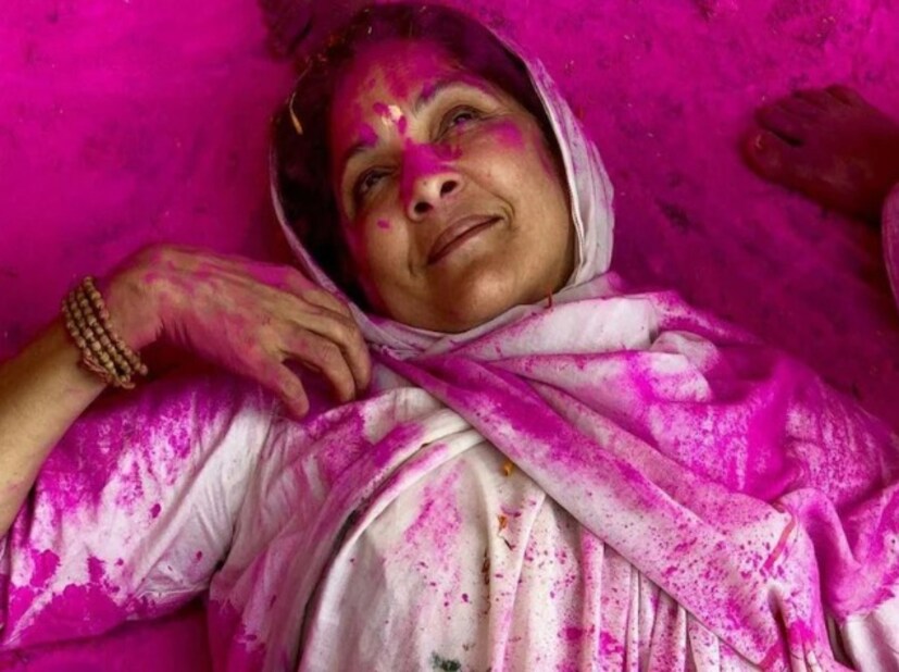 পরিচালক বিকাশ খান্না পরিচালিত 'দ্য লাস্ট কালার'-এ অভিনেত্রী নীনা গুপ্তা মুখ্য ভূমিকায় অভিনয় করেছেন। ২০১৯ সালে মুক্তিপ্রাপ্ত এই ছবিটি বিধবাদের জীবনেও রঙ যোগ করার কথা বলে। ছবির শেষ দৃশ্য যেখানে বিধবারা রঙের উৎসব হোলি উদযাপন করেন, তা সবচেয়ে বিশেষ। ছবিতে ৭০ বছর বয়সী একজন বিধবা এবং ৯ বছর বয়সী একজন ফুল বিক্রেতার মধ্যে বন্ধুত্বকে সুন্দরভাবে চিত্রিত করা হয়েছে।
