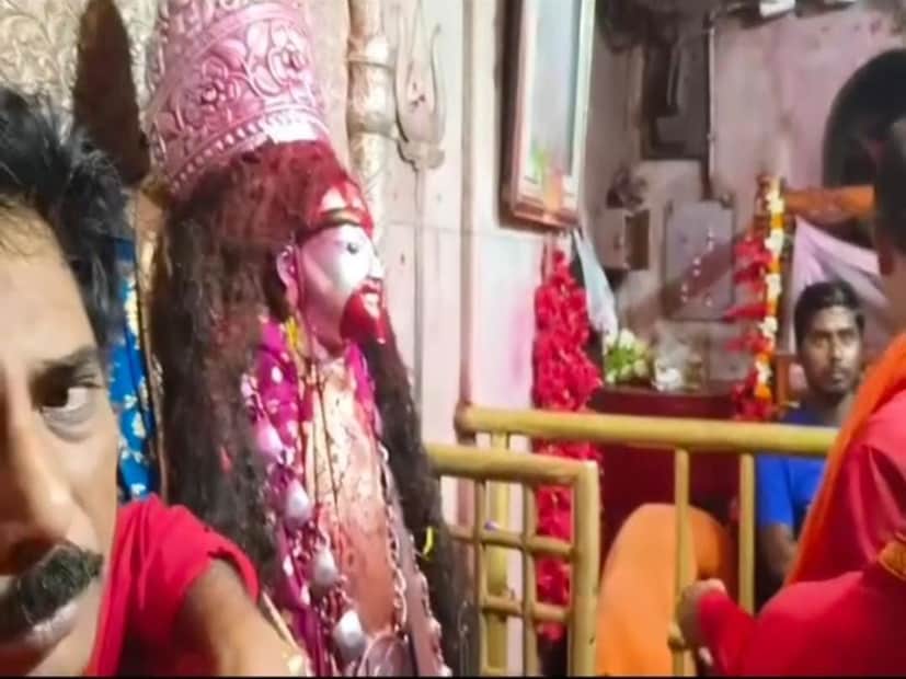 বৃহস্পতিবার হঠাৎই বিকেল নাগাদ যশ দাশগুপ্ত তাঁর অর্ধাঙ্গিনী নুসরাত জাহানকে সঙ্গে নিয়ে মা তারার পুজো দেন। আলতা সিঁদুর শাড়ি ফুলের মালা এবং মিষ্টি দিয়ে বেশ কিছুক্ষণ ধরে মা তারার গর্ভগৃহে থেকে মা তারার কাছে পরিবারের মঙ্গল কামনায় পুজো দেন।
