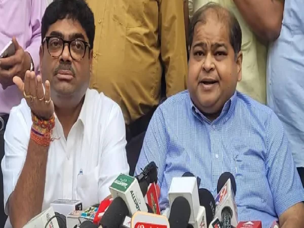 বৈঠকের পর সচিব সৃঞ্জয় বোস ও সভাপতি দেবাশিস দত্ত এ কথা জানান৷