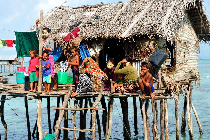 বাজাউ জনগোষ্ঠীর বেশিরভাগই মুসলিম ধর্মাবলম্বী। এদের পূর্বপুরুষরা মালয়েশিয়া এবং ব্রুনাইয়ের সমুদ্র অঞ্চলে ভ্রমণ করার পর থেকে বংশ পরম্পরায় এই ধর্ম শিখছে এবং অনুশীলন করছে। যদিও বাজাউ জনগোষ্ঠীর প্রায় ৯৫% মুসলিম, তবুও তাদের কিছু নিজস্ব বিশ্বাস এবং ধর্মীয় ঐতিহ্য রয়েছে যা তারা ত্যাগ করেনি।