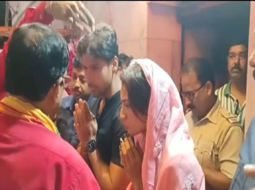 ঠিক তেমনই এবার হঠাৎ কাউকে কিছু না জানিয়ে বীরভূমের তারাপীঠ মা তারার মন্দিরে পুজো দিতে এলেন যশ দাশগুপ্ত এবং নুসরাত জাহান। 
