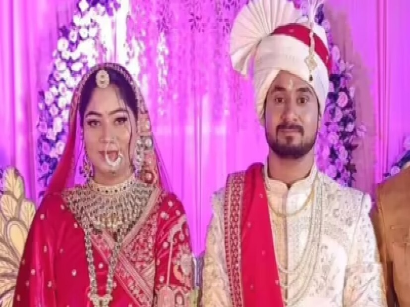 কর্মকর্তারা জানিয়েছেন যে দম্পতি তাঁদের সমস্ত সোনার গয়না পরে উত্তর-পূর্ব রাজ্যে ভ্রমণের জন্য রওনা হয়েছিলেন।