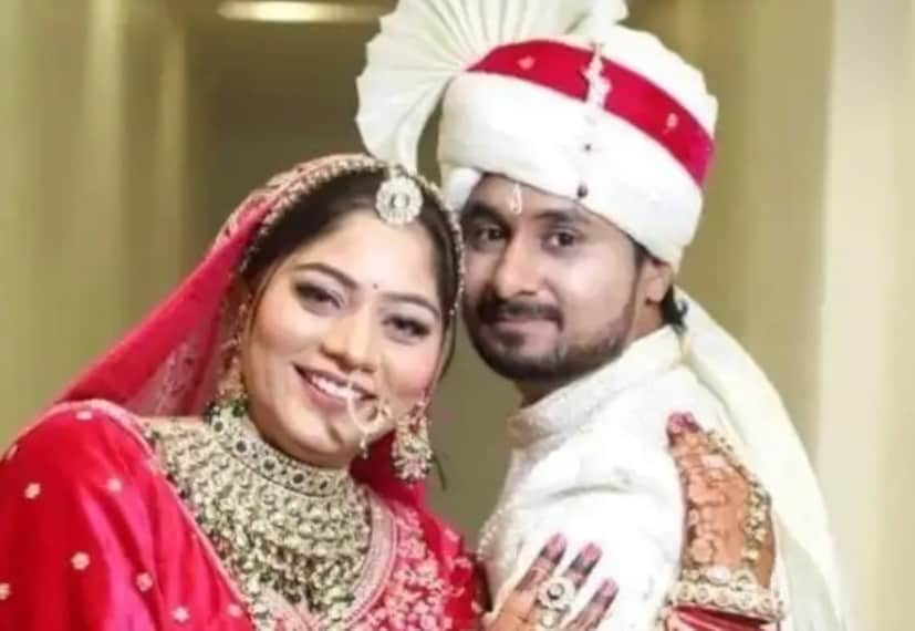 সোনমের বাবা দেবীসিংহ রঘুবংশী মহল্লায় বসবাসকারী জ্যোতিষাচার্য পণ্ডিত এনকে পাণ্ডের কাছে সমাধান খুঁজতে গেলে তিনি মেয়ের ছবি বাড়ির বাইরে উল্টো করে লাগানোর পরামর্শ দেন। তিনি বলেন, এটি একটা টোটকা, যা সোনামকে ফিরিয়ে আনতে পারে। দেবীসিংহ বিশ্বাস করছেন মেয়েকে পাওয়া যাবে।