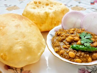 ৩. ছোলে বাটুরে: জনপ্রিয় এই খাবারটি ৩২ তম স্থানে রয়েছে। ছোলে বাটুরে দিল্লির একটি জনপ্রিয় স্ট্রিট ফুড কম্বিনেশন এবং একটি খুব স্বাদযুক্ত খাবার; এটি মশলাদার ছোলা (ছোলে) এবং ভাজা রুটি (বাটুরে) নিয়ে তৈরি করে।