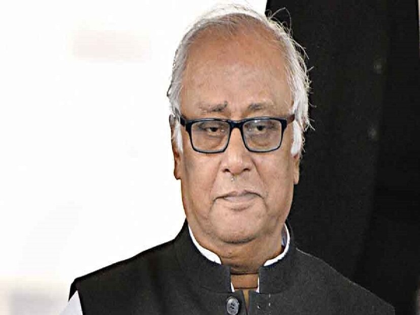 গাড়ি থেকে নামার পর অসুস্থ বোধ করায় তৎক্ষণাৎ তাঁকে রথতলার একটি বেসরকারি হাসপাতালে ভর্তি করানো হয়েছিল। 