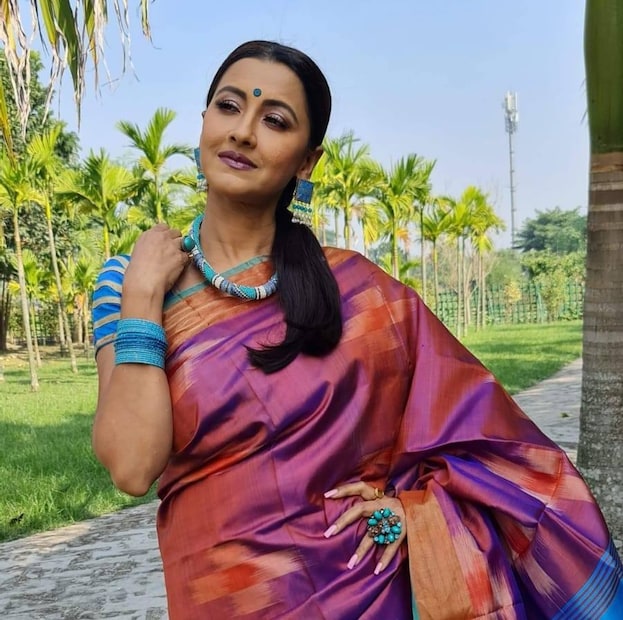 দিদি নম্বর ওয়ান বলেন,ঘর থেকে কম বেরোলে ভাল হয়।প্রয়োজন না হলে বেরোনোর দরকার নেই।জল বেশি করে খাওয়া,তেল ঝাল মশলাদার খাবার চলবে না।হালকা খাবার খেতে হবে।রেস্তোরাঁর খাবার খাওয়া চলবে না।গরম তো জীবনের অংশ হয়ে গেছে কি করা যাবে।