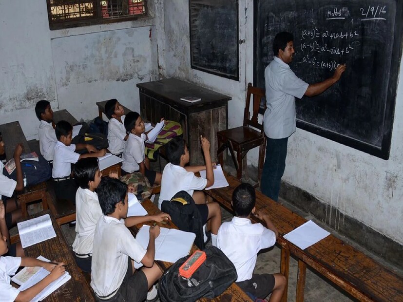 সূত্রের খবর, রাজ্যে প্রায় ছয় থেকে সাত হাজার এমন শিক্ষক রয়েছেন যাঁরা বিএড উত্তীর্ণ হয়ে স্কুলে শিক্ষকতা করছেন। 