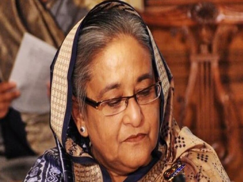 হাসিনার পাশাপাশি, তাঁর দুই শীর্ষ আধিকারিকের বিরুদ্ধেও ‘মানবতা বিরোধী অপরাধে’র অভিযোগ আনা হয়েছে। হাসিনা এবং তাঁর দুই প্রাক্তন মন্ত্রীর বিরুদ্ধ জারি হয়েছে গ্রেফতারি পরোয়ানা।