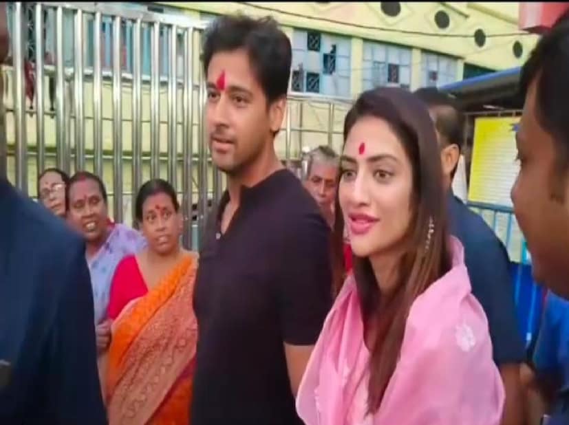 বিশেষ করে তাঁদের কোনও সিনেমা রিলিজ হওয়ার আগে সেলিব্রিটিরা মা তারার আশীর্বাদ নেওয়ার জন্য ছুটে আসেন। আবার অনেকে তাঁদের পরিবার-পরিজন নিয়ে পরিবারের মঙ্গল কামনায় মা তারার কাছে পুজো দেন।