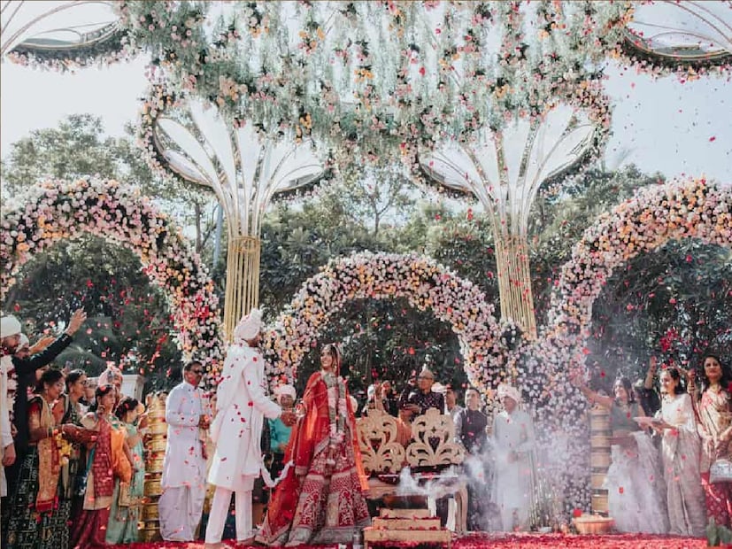 অভিযোগগুলি তদন্তাধীন রয়েছে। পুলিশ স্টেশন ইন-চার্জ পরিবারগুলিকে সমাধানে আনার চেষ্টা করেছিলেন, কিন্তু কনে তাঁর সিদ্ধান্তে অটল ছিলেন এবং বিয়ে করতে অস্বীকার করেন। তিনি রবিবার সকালে তাঁর পরিবারের সঙ্গে বাড়ি ফিরে যান।