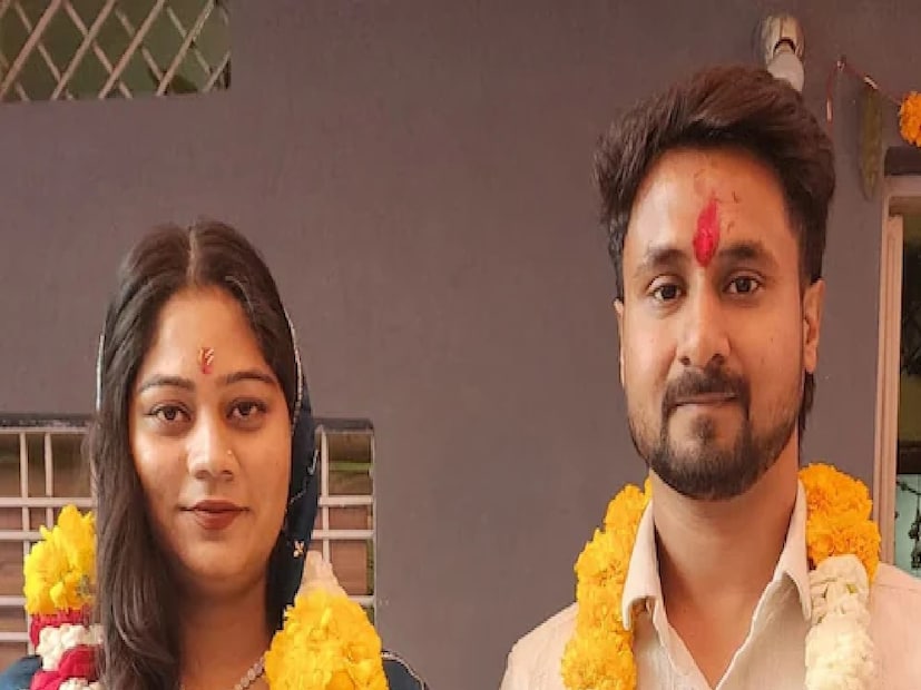 রাজার দেহের ময়নাতদন্তের রিপোর্ট ইতিমধ্যে হাতে পেয়েছে মেঘালয় পুলিশ। পুলিশ সূত্রে দাবি করা হচ্ছে, তাঁর মাথার পিছনের দিকে ঘাড়ের উপরে একটি গভীর ক্ষত মিলেছে। কপালের উপরের দিকে আর একটি আঘাতের চিহ্ন রয়েছে। ময়নাতদন্তের রিপোর্টে আভাস, ধারালো কিছু দিয়ে মাথার দু’দিকে আঘাত করা হয়েছিল রাজাকে। 