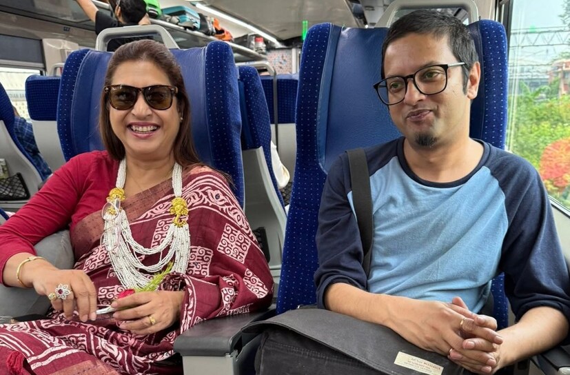 পরিচালক মৈনাক ভৌমিক। তাঁর আসন্ন ছবি 'বাৎসরিক'(????????????????????????????????????)’-এর মাধ্যমে আবারও অভিনয়ে ফিরছেন শতাব্দী। (ছবি-শতাব্দী রায-ফেসবুক)