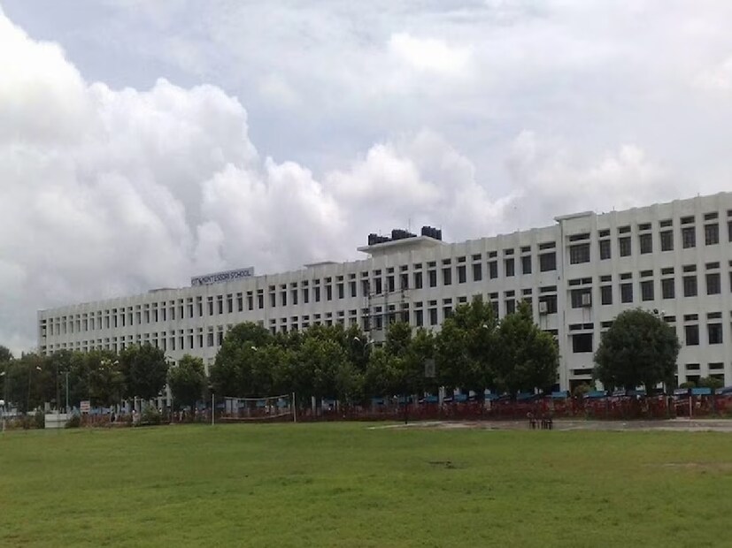 এই স্কুলের প্রি-প্রাইমারি বিভাগে শিশুরা মজাদার, নিরাপদ এবং আনন্দময় পরিবেশে পড়াশোনা করার সুযোগ পায়। ফলে তাদের মধ্যে শিক্ষার প্রতি ভালবাসা, সামাজিক দক্ষতা, নৈতিক মূল্যবোধ এবং আত্মবিশ্বাসের বিকাশ ঘটে। আর শিক্ষকরাও শিক্ষার্থীদের নিজস্ব ধারণাগুলিকে অন্বেষণ করতে, শিখতে এবং বুঝতে সহায়তা করে।