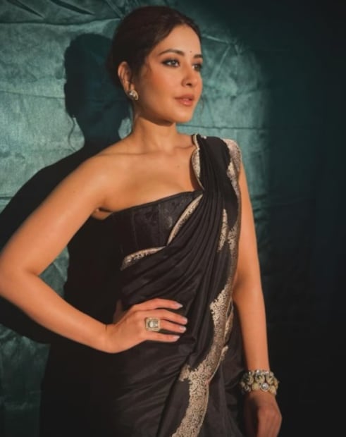 এক সাক্ষাৎকারে তিনি বলেছিলেন যে প্রথমে তিনি গায়িকা হতে চেয়েছিলেন, কিন্তু কলেজে আসার পর তিনি আইএএসের প্রস্তুতির দিকে ঝোঁকেন।