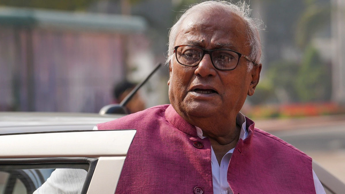 ওইদিন রাতে বছর তিরাশির সৌগতবাবুর হার্টের অপারেশন হয়, বসানো হয় পেসমেকার। তারপর অবশ্য ধীরে ধীরে তাঁর শারীরিক অবস্থার উন্নতি হয়। কিন্তু গত এক সপ্তাহ যাবৎ ফের তৃণমূল সাংসদের শারীরিক অবস্থার অবনতি ভাবাচ্ছে দলকে। File Photo