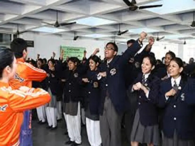 আবার প্রাইমারি বিভাগে প্রাথমিক বয়সের শিশুদের ক্ষমতায়ন করা এবং মূল বিষয়গুলিতে তাদের আত্মবিশ্বাস এবং দক্ষতা বাড়ানোর জন্য একটি আদর্শ পরিবেশ দিয়ে থাকে। বেড়ে ওঠার সঙ্গে সঙ্গে শিশুরা কঠোর পরিশ্রমী হয়। ভাল আচরণ এবং আত্ম-শৃঙ্খলার গুণাবলীও তাদের মধ্যে বেড়ে ওঠে।