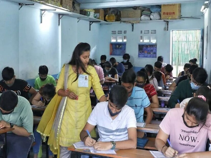 জানানো হয়েছে, 'আমরা এখন এই নির্দেশিকা বাস্তবায়ন করব। WBJEE-২০২৫ ফলাফল প্রকাশের সুবিধার্থে আগামীকাল ৩১.৭.২০২৫ তারিখ বৃহস্পতিবার দুপুর ২টায় সল্টলেকের রূপান্নয় WBJEEB অফিসে একটি সংবাদিক সম্মেলন অনুষ্ঠিত হবে।'