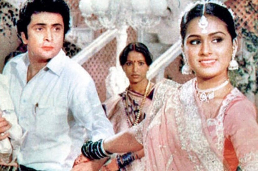 'প্রেম রোগ' ১৯৮২ সালে মুক্তি পায়। রাজ কাপুর পরিচালিত এই ছবিটি দেবধর (ঋষি কাপুর) এবং মঞ্জুলা (পদ্মিনী কোলহাপুরে) এর সুন্দর প্রেমের গল্প বলে। ছবির গানগুলি এখনও প্রচুর শোনা যায়। এটি একটি ব্লকবাস্টার ছবি ছিল।