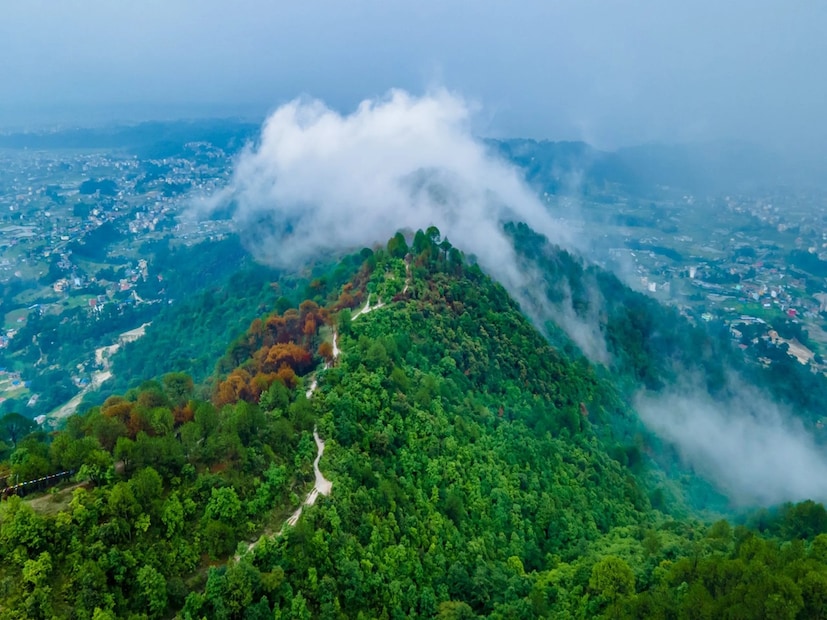 কেউ যদি উত্তরাখণ্ডের রাজধানী দেহরাদুন ভ্রমণ করতে আসেন এবং অল্প সময়ের মধ্যে তিব্বত ভ্রমণের অভিজ্ঞতা অর্জন করতে চান, তাহলে বুদ্ধ মঠে যাওয়া উচিত। আইএসবিটি থেকে ৭ কিলোমিটার দূরে ক্লেমেন্ট টাউন এলাকার এই জায়গাটি তিব্বতিদের জন্য একটি ধর্মীয় স্থান।