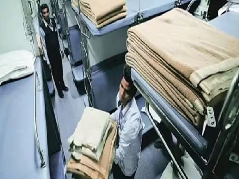 দূরপাল্লার ট্রেনে রেলের তরফ থেকে যাত্রীস্বাচ্ছন্দ্যের জন্য যে চাদর এবং তোয়ালে দেওয়া হয় তা চুরি করার অভিযোগ উঠল এক যাত্রীর বিরুদ্ধে।