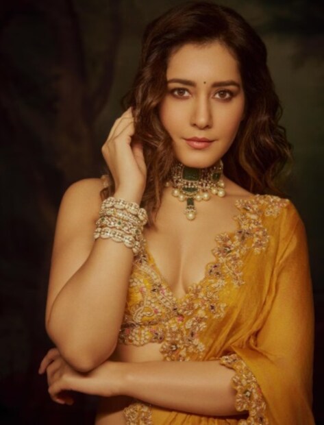 রাশি 'মাদ্রাজ ক্যাফে' ছবির মাধ্যমে বলিউডে অভিষেক করেন। এই ছবিতে তিনি জন আব্রাহামের সঙ্গে অভিনয় করেছিলেন। এই ছবিতে তিনি তাঁর সরলতা এবং গাম্ভীর্য দিয়ে নিজের জায়গা তৈরি করার চেষ্টা করেছিলেন।