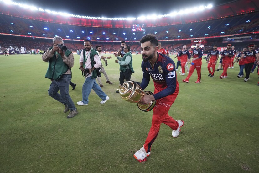 এছাড়া কোহলি ঈশ্বরকেও ধন্যবাদ দিয়েছেন অবশেষে তার কোলে আইপিএল ট্রফিটি উপহার দেওয়ার জন্য। তবে কোহলির আইপিএল জিতলে অবসর নিতে পারে সেই জল্পনায় ইতি টেনেছেন। (Photo Courtesy- AP)
