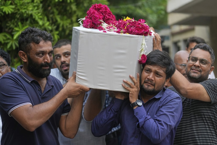 অন্য দিকে, বিমান নিরাপত্তা বিশেষজ্ঞ ক্যাপ্টেন অমিত সিং এই দুর্ঘটনার জন্য অতিরিক্ত মাল বোঝাইকে দায়ী করেছেন। তিনি বলেন, যদি বিমানে বেশি মাল বোঝাই করা হয়, তাহলে রানওয়েতে দীর্ঘ উড়ান এবং ইঞ্জিন বিকল হওয়ার পর দুর্ঘটনা অনিবার্য। আবার, একজন সিনিয়র B777 পাইলট আরেকটি সম্ভাবনার কথা তুলে ধরেছেন- পাইলটরা ভুল করে জিরো ফুয়েল বেট দিয়েছিলেন, যার ফলে কম্পিউটারটি থ্রাস্টের জন্য ভুল হিসেব করেছিল। যখন দুর্ঘটনা ঘটেছিল, তখন টেকঅফ থ্রাস্ট কম ছিল এবং বিমানটি সঠিকভাবে উড়তে পারেনি। (Photo: AP)
