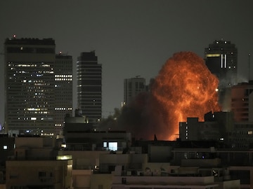 Israel Strikes Iran’s State TV Studio: ইরান নিউজ নেটওয়ার্ক-এর সদর দফতরে হামলা ইজরায়েলের! তবে কি এবার যুদ্ধের ইঙ্গিত?