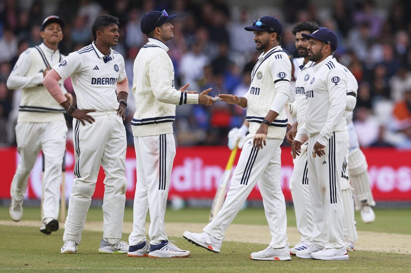 দুই ইনিংস মিলিয়ে মোট সাতটা ক্যাচ ফস্কেছেন ভারতের ফিল্ডারেরা। তার মধ্যে যশস্বী জয়সওয়াল একাই চারটে ক্যাচ ছেড়েছেন। ঋষভ পন্থ দুটো ও জাদেজা একটা ছেড়েছেন। ভারতীয় দলের এই খারাপ ফিল্ডিং একেবারেই কাঙ্খিত ছিল না ৷ তাই ভাল ব্যাটিং করেও টেস্টের শেষ দিন এসে হারতেই হয়েছে ভারতকে ৷ (Photo: AP)