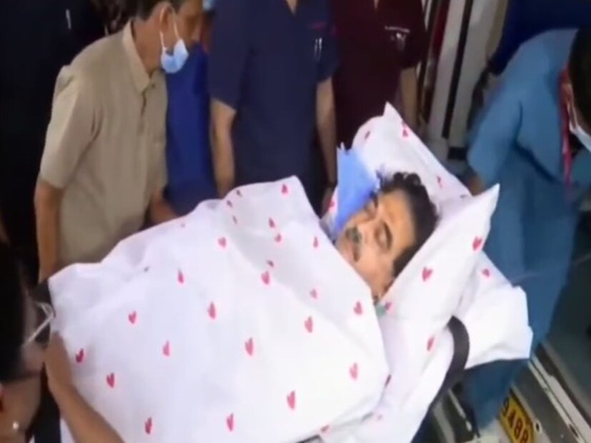 বৃহস্পতিবার সকাল থেকেই শোনা গিয়েছিল যে অভিজিৎকে এয়ার অ্যাম্বুল্যান্সে দিল্লি উড়িয়ে নিয়ে যাওয়া হবে। দক্ষিণ কলকাতার একটি বেসরকারি হাসপাতালে চিকিৎসাধীন ছিলেন তিনি। এখনও আইসিইউতে রেখেই চিকিৎসা চলছিল বিজেপি সাংসদের।